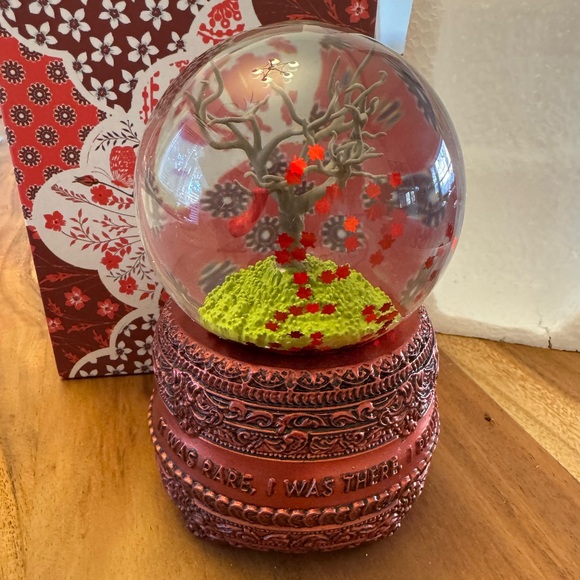 Taylor Swift All Too Well Red Snow Globe - Picture 4 of 5